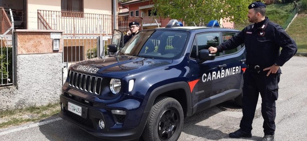 Entra in casa dell’ex con una scala, poi l’aggredisce riempiendola di pugni: portato in caserma minaccia di uccidersi